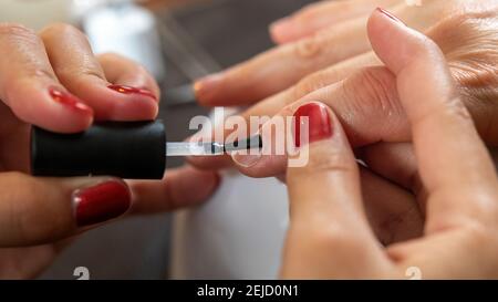 Nahaufnahme eines Nagellackjobs mit weiblichen Händen Stockfoto