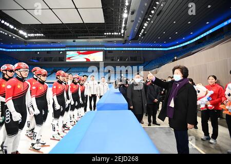 (210222) -- PEKING, 22. Februar 2021 (Xinhua) -- der chinesische Vizepremierminister Sun Chunlan, auch Mitglied des Politbüros des Zentralkomitees der Kommunistischen Partei Chinas, inspiziert das Capital Gymnasium in Peking, Hauptstadt Chinas, 22. Februar 2021. So besuchte am Montag das Capital Gymnasium im Haidian District der Hauptstadt, das National Alpine Skiing Center und das National Sliding Center im Yanqing District. Sie begutachtete den Bau und die Vorbereitungen der Athleten, dankte sich bei den Athleten, Trainern und Mitarbeitern für die Vorbereitung der Spiele und drückte ihr bestes wis aus Stockfoto