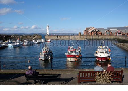 Edinburgh, Schottland, Großbritannien. Februar 2021, 22th. Menschen genießen Newhaven Hafen und Leuchtturm an einem kalten und sonnigen Nachmittag. Kredit: Craig Brown/Alamy Live Nachrichten Stockfoto