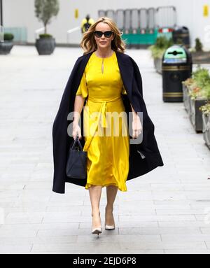 London, Großbritannien. Februar 2021, 22nd. Amanda Holden hat gesehen, wie sie die Global Radio Studios in London verlassen hat. Kredit: SOPA Images Limited/Alamy Live Nachrichten Stockfoto