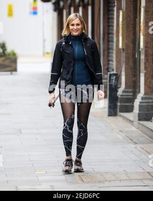 London, Großbritannien. Februar 2021, 22nd. Jenni Falconer hat gesehen, wie sie die Global Radio Studios in London verlassen hat. Kredit: SOPA Images Limited/Alamy Live Nachrichten Stockfoto