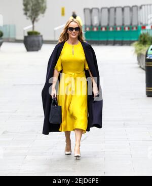 London, Großbritannien. Februar 2021, 22nd. Amanda Holden hat gesehen, wie sie die Global Radio Studios in London verlassen hat. Kredit: SOPA Images Limited/Alamy Live Nachrichten Stockfoto