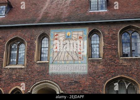 Sonnenuhr erstmals gemalt in 1642 in Old Court, Queens College Cambridge, England Stockfoto