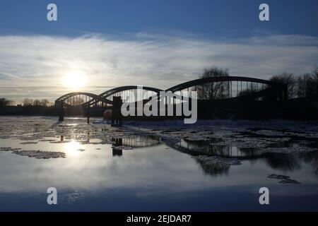 Eisschollen in der Elbe an den Neuen Elbbrücken Stockfoto
