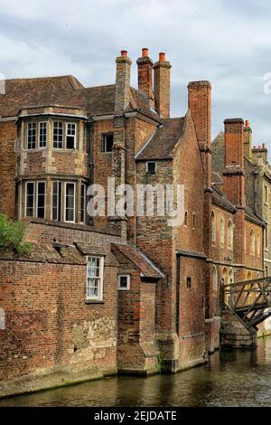 Die "mathematische Brücke" über den Fluss CAM an der Universität Cambridge.. Diese berühmte Holzbrücke am Queens College wurde ursprünglich entworfen und gebaut Stockfoto