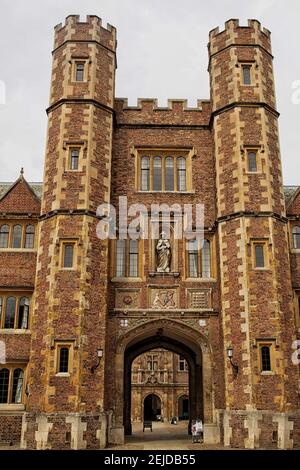 Queens College Old Court und Haupttor an der Cambridge University, Cambridge, England, Großbritannien Stockfoto