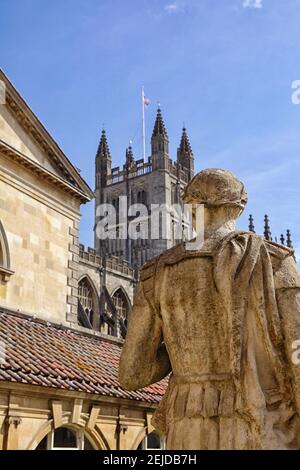 Rückseite der Statue von Ceasar in den römischen Bädern mit Blick auf die Kathedrale von Bath in Somerset, England Stockfoto