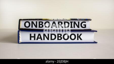 Symbol für Onboarding-Handbuch. Bücher mit den Worten "Onboarding Handbuch" auf schönem weißen Hintergrund. Business und Onboarding Handbuch Konzept. Speicherplatz kopieren Stockfoto