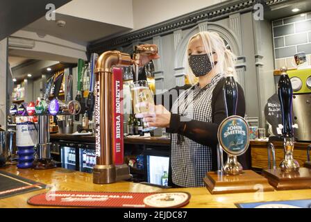 Fileboto vom 11/10/20 von Melanie Scott, der ein Bier im Black Bull Pub in Haworth, West Yorkshire, zieht, als Premierminister Boris Johnson lang erwartete Pläne enthüllt hat, wie Lockdown-Maßnahmen in England gelockert werden. Ausgabedatum: Montag, 22. Februar 2021. Stockfoto