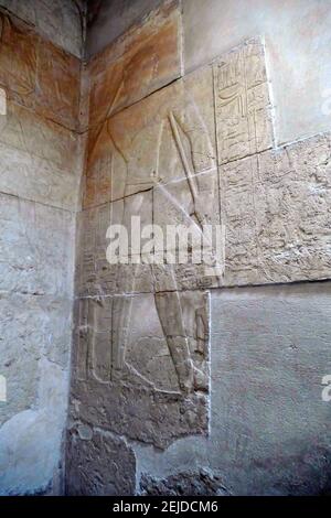 Vertikale Aufnahme von Bas Relief Zahlen zeigt das tägliche Leben in Altes Ägypten im Grab von Kagemni Stockfoto