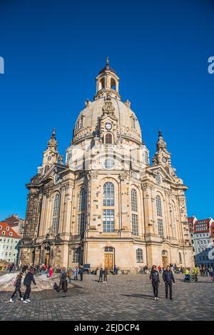 Dresden, Deutschland. Februar 2021, 21st. Ein Wahrzeichen ist die prächtige Kathedrale des protestantischen Christentums, die Frauenkirche am Neumarkt. Quelle: Ulrich Georg Dostmann/dpa-Zentralbild/ZB/dpa/Alamy Live News Stockfoto