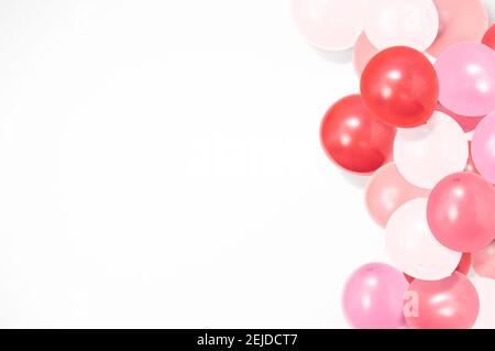 Bunte Luftballons auf weißem Hintergrund mit Kopierplatz, Ballon Hintergrund, Happy valentine's day, Muttertag, flach lag, Draufsicht Stockfoto