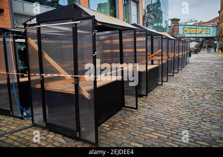 Marktstände bleiben in Camden Market wegen der geschlossen Sperrung von Geschäften und Geschäften durch den Coronavirus-Ausbruch Stockfoto