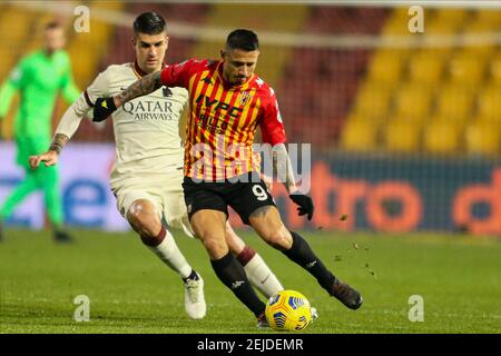 Roma italienischen Verteidiger Gianluca Mancini Herausforderungen für den Ball mit Benevento italienischen Stürmer Gianluca Lapadula während der Serie A Fußballspiel zwischen Benevento und AS Roma im Ciro Vigorito Stadium, Benevento, Italien, am 21. Februar 2021 Stockfoto