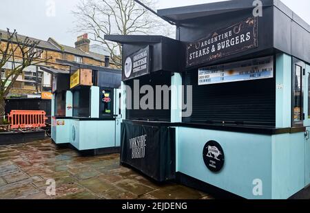 Die Imbissstände bleiben im Camden Market wegen der geschlossen Sperrung von Geschäften und Restaurants durch den Coronavirus-Ausbruch verursacht Stockfoto