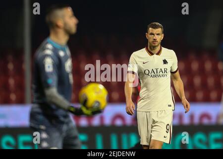 Romas bosnischer Stürmer Edin Dzeko schaut während des Serie A Fußballspiels zwischen Benevento und AS Roma am 21. Februar 2021 im Ciro Vigorito Stadium, Benevento, Italien Stockfoto