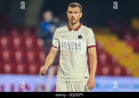 Romas bosnischer Stürmer Edin Dzeko schaut während des Serie A Fußballspiels zwischen Benevento und AS Roma am 21. Februar 2021 im Ciro Vigorito Stadium, Benevento, Italien Stockfoto