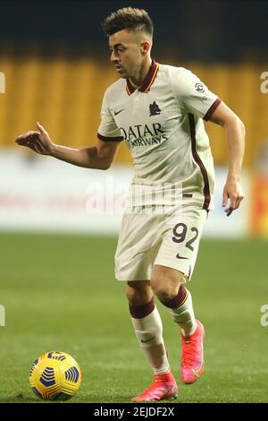 Roma italienischen Stürmer Stephan El Shaarawy steuert den Ball während der Serie A Fußballspiel zwischen Benevento und AS Roma im Ciro Vigorito Stadium, Benevento, Italien, am 21. Februar 2021 Stockfoto