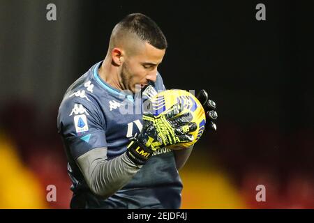 Benevento italienischen Torwart Lorenzo Montipo kontrolliert den Ball während der Serie A Fußballspiel zwischen Benevento und AS Roma im Ciro Vigorito Stadium, Benevento, Italien, am 21. Februar 2021 Stockfoto