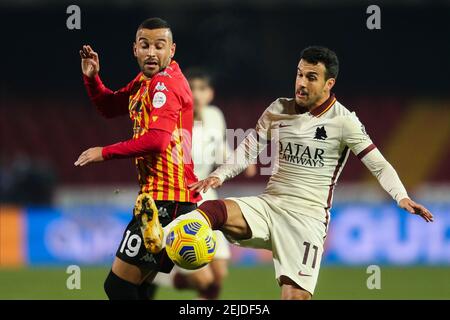 Benevento italienischen Stürmer Roberto Insigne (L) Herausforderungen für den Ball mit Roma spanischen Stürmer Pedro AS Roma während der Serie A Fußballspiel zwischen Benevento und AS Roma im Ciro Vigorito Stadium, Benevento, Italien, am 21. Februar 2021 Stockfoto