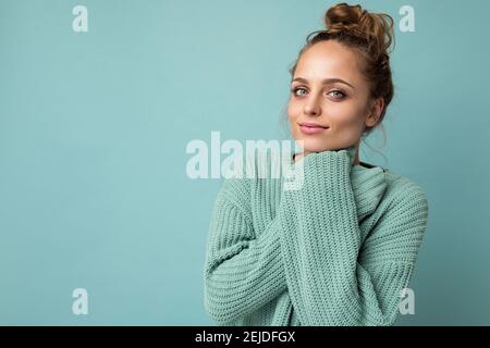 Close-up Porträt von schön aussehende attraktiv schöne liebenswerte ziemlich niedlich Winsome Wunderschöne fröhlich fröhlich fröhlich wellig-haarige blonde Frau auf Pastell isoliert Stockfoto