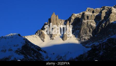 Winter Sonnenuntergang Szene von Elm, Schweizer Alpen. Stockfoto