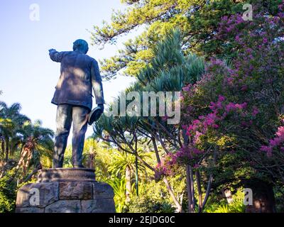 Gärten - Kapstadt, Südafrika - 19-02-2021 Cecil John Rhodes Statue steht in Kapstadt Gärten an einem ruhigen und warmen Nachmittag. Stockfoto