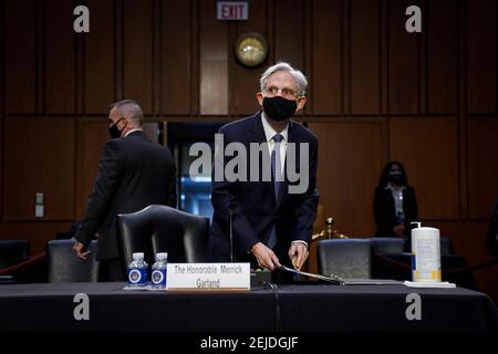 Washington, DC, USA. Februar 2021, 22nd. Der Generalstaatsanwalt Merrick Garland kommt am 22. Februar 2021 zur Bestätigungsverhandlung vor dem Justizausschuss des Senats im Hart Senate Office Building in Washington, DC. Garland diente zuvor beim Hauptrichter des US-Berufungsgerichts für den District of Columbia Circuit. Kredit: Drew Angerer/Pool Über Cnp/Media Punch/Alamy Live Nachrichten Stockfoto