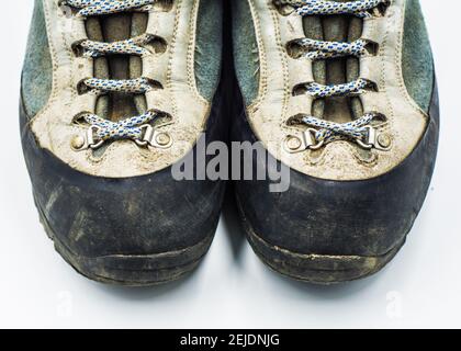 Alte Wanderstiefel isoliert auf weißem Grund Stockfoto