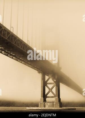 Hängebrücke mit Nebel bedeckt, Golden Gate Bridge, San Francisco Bay, San Francisco, Kalifornien, USA Stockfoto