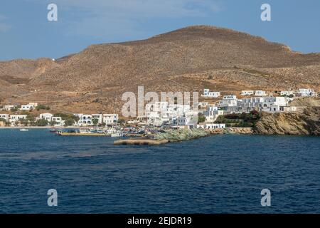 Folegandros Insel, Griechenland- 26 September 2020: Blick auf den Hafen mit traditionellen Gebäuden auf den Hügeln im Hintergrund. Stockfoto