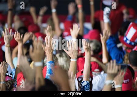 Trump-Anhänger heben bei einer Wahlkampfveranstaltung die Hände, um anzuzeigen, dass sie bereits für Donald Trump gestimmt haben. 1. November 2020. Miami. Stockfoto