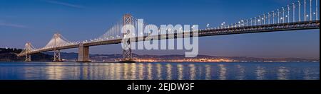 Hängebrücke über Pazifik beleuchtet in der Abenddämmerung, Bay Bridge, San Francisco Bay, San Francisco, Kalifornien, USA Stockfoto