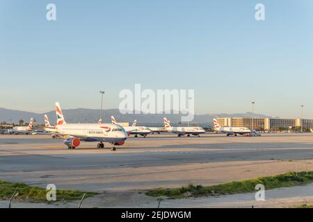 Palma de Mallorca, Spanien; februar 20 2021: British Airways Flugzeuge geparkt am Flughafen Palma de Mallorca bei Sonnenuntergang. Touristische Krise durch die Coronaviru Stockfoto