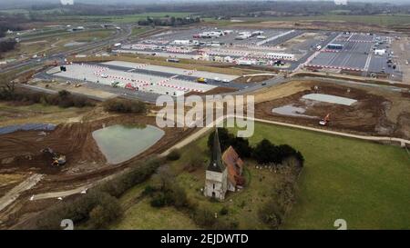 Ein Blick auf die St. Mary's Church aus dem 13. Jahrhundert in Sevington, Ashford, Kent, während die Regierung die Sevington Inland Border Facility in der Nähe der Kirche weiter entwickelt. Bilddatum: Montag, 22. Februar 2021. Stockfoto