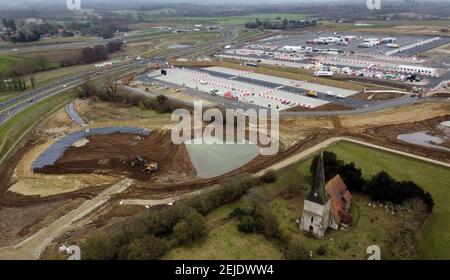 Ein Blick auf die St. Mary's Church aus dem 13. Jahrhundert in Sevington, Ashford, Kent, während die Regierung die Sevington Inland Border Facility in der Nähe der Kirche weiter entwickelt. Bilddatum: Montag, 22. Februar 2021. Stockfoto