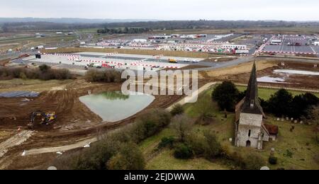 Ein Blick auf die St. Mary's Church aus dem 13. Jahrhundert in Sevington, Ashford, Kent, während die Regierung die Sevington Inland Border Facility in der Nähe der Kirche weiter entwickelt. Bilddatum: Montag, 22. Februar 2021. Stockfoto