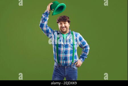 Porträt von glücklich lächelnd mollig irischen Kerl in grünen Hut Spaß am St. Patrick's Day Stockfoto