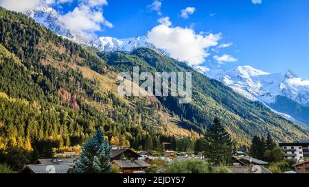 Panoramablick auf den Mont Blanc und die Alpen von der Stadt Chamonix, Frankreich Stockfoto