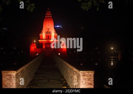 Kathmandu, Nepal. Februar 2021, 22nd. Ein Tempel in rotem Licht ist am Rani Pokhari (Königinnenteich) am Welt-Enzephalitis-Tag in Kathmandu, Nepal, 22. Februar 2021 zu sehen. Quelle: Sulav Shrestha/Xinhua/Alamy Live News Stockfoto