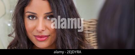Panorama schöne hispanische Latina gemischte Rasse gemischte Rasse, biracial, afroamerikaner, Frau, die über die Schulter einer Freundin Panorama Web Stockfoto