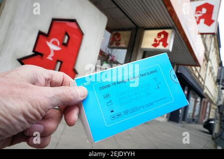 Symbolisches Bild: Packung eines Covid-19 Schnellantigen-Tests (chinesischer Hersteller Joinstar Biomedical) vor einer Apotheke. ACHTUNG Symbol Bild, Schnelltests werden nicht angeboten oder verkauft in Apotheken am 22nd. Februar 2021. Das abgebildete Paket wurde aus dem Internet bezogen. --- Symbolbild: Packung eines Covid-19 Antigen-Schnelltests (chinesischer Hersteller Joinstar Biomedical) vor einer Apotheke. ACHTUNG Symbolbild, Schnelltests werden am 22.2.2021 noch nicht in Apotheken angeboten und gekauft. The abgebildetes packung has been the Internet. Stockfoto