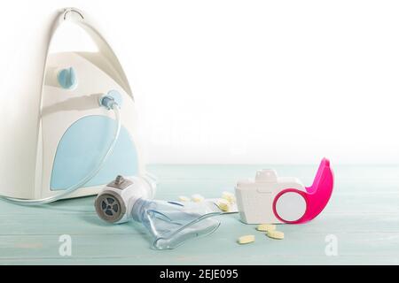 Set von Asthma-Inhalator, Anti-Allergie-Pillen und Aerosol-Maschine mit Inhalator Maske, Konzept Asthma und Behandlung auf grünem Hintergrund, kopieren Raum. Stockfoto
