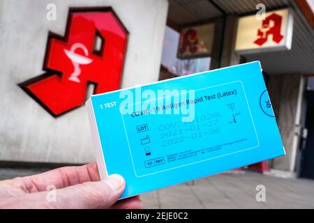 Symbolisches Bild: Packung eines Covid-19 Schnellantigen-Tests (chinesischer Hersteller Joinstar Biomedical) vor einer Apotheke. ACHTUNG Symbol Bild, Schnelltests werden nicht angeboten oder verkauft in Apotheken am 22nd. Februar 2021. Das abgebildete Paket wurde aus dem Internet bezogen. --- Symbolbild: Packung eines Covid-19 Antigen-Schnelltests (chinesischer Hersteller Joinstar Biomedical) vor einer Apotheke. ACHTUNG Symbolbild, Schnelltests werden am 22.2.2021 noch nicht in Apotheken angeboten und gekauft. The abgebildetes packung has been the Internet. Stockfoto
