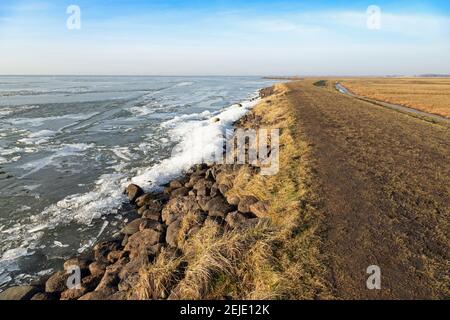 Eine Küsteneispileup auf dem IJsselmeer, von der Böschung und dem äußeren Deichgebiet aus gesehen, Schellinkhout, Nordholland, Niederlande Stockfoto