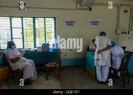 Medic-Arbeiter, die sich während des covid-19-Impfstofftrocknens vorbereiten.Indien sieht sich in den letzten Wochen mit einigen neuen Varianten von covid-19 konfrontiert und infolgedessen nehmen die aktiven Fälle von covid-19 während des Entsperrungsprozesses rapide zu. Maharastra Govt implementiert frische Nacht Sperrstunde & Schule College Einschränkungen in Mumbai & Pune. In Westbengalen sind die Fälle nach den Berichten der medizinischen Hochschule in eine Aufwärtsrichtung gerichtet. Stockfoto