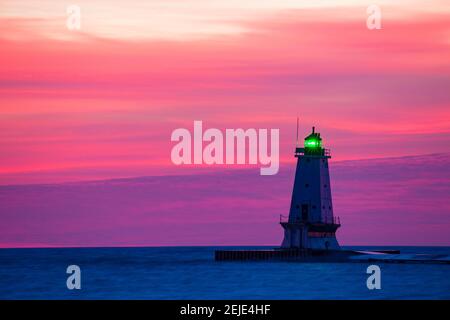 Leuchtturm an der Küste bei Dämmerung, Ludington North Pierhead Lighthouse, Lake Michigan, Ludington, Mason County, Michigan, USA Stockfoto