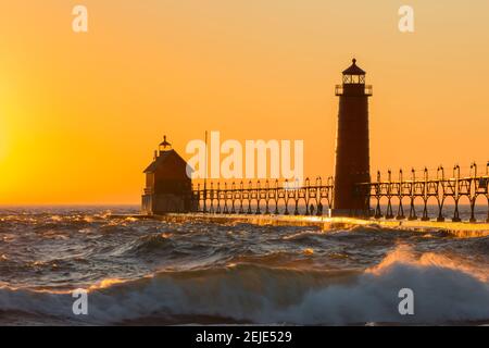 Leuchtturm am Steg in der Dämmerung, Grand Haven South Pierhead Inner Lighthouse, Lake Michigan, Grand Haven, Ottawa County, Michigan, USA Stockfoto