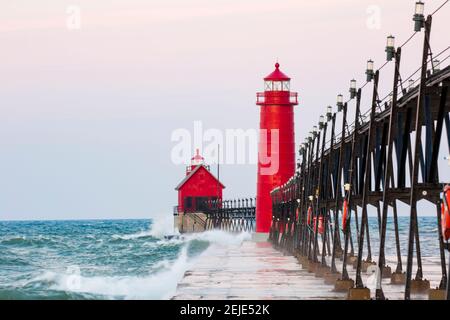 Leuchtturm am Anlegesteg bei Sonnenaufgang, Grand Haven South Pierhead Inner Lighthouse, Lake Michigan, Grand Haven, Ottawa County, Michigan, USA Stockfoto