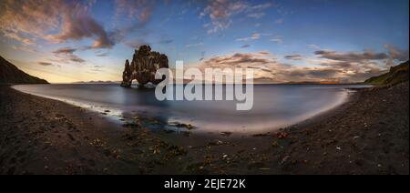 Blick auf schwarzen Sandstrand bei Sonnenuntergang, Hvitserkur, Island Stockfoto